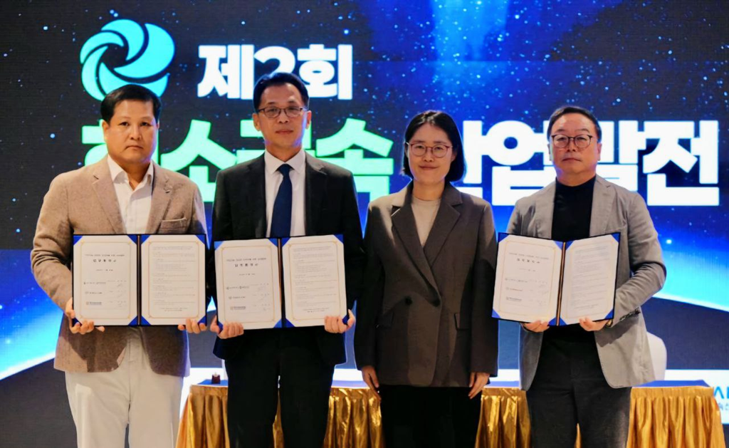 ▲(왼쪽부터) 박경태 한국생산기술연구원 국가희소금속센터 소장, 이수환 고려아연 영업본부장, 나성화 산업통상부 산업공급망정책관, 오찬우 에이치케이머티리얼즈 상무. (사진= 고려아연)