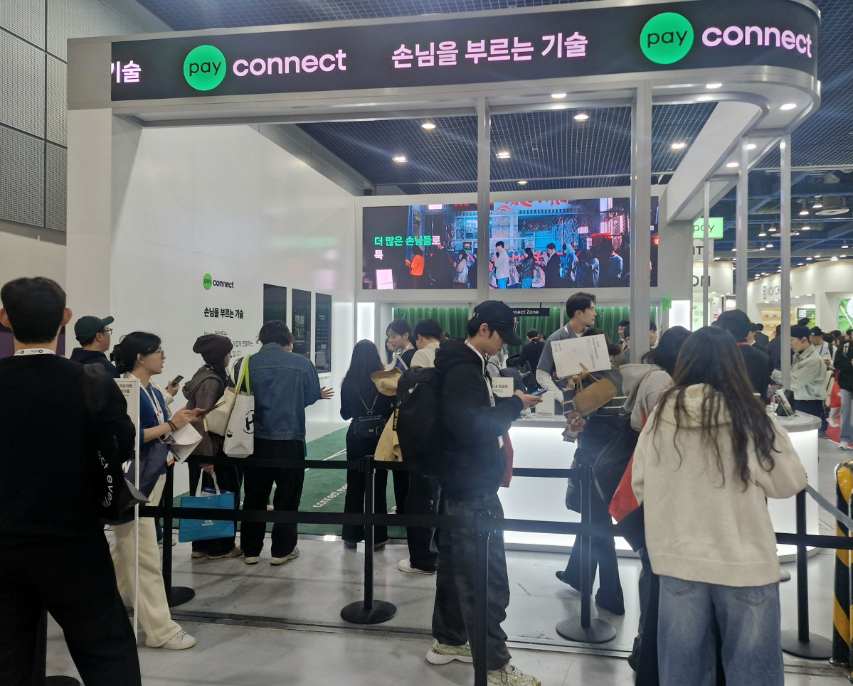 ▲19일 오후 서울 강남구 코엑스에 열린 ‘제24회 서울카페쇼’ 네이버페이 부스 앞에는 체험을 기다리는 방문객들로 붐볐다. (손희정 기자 sonhj1220@)