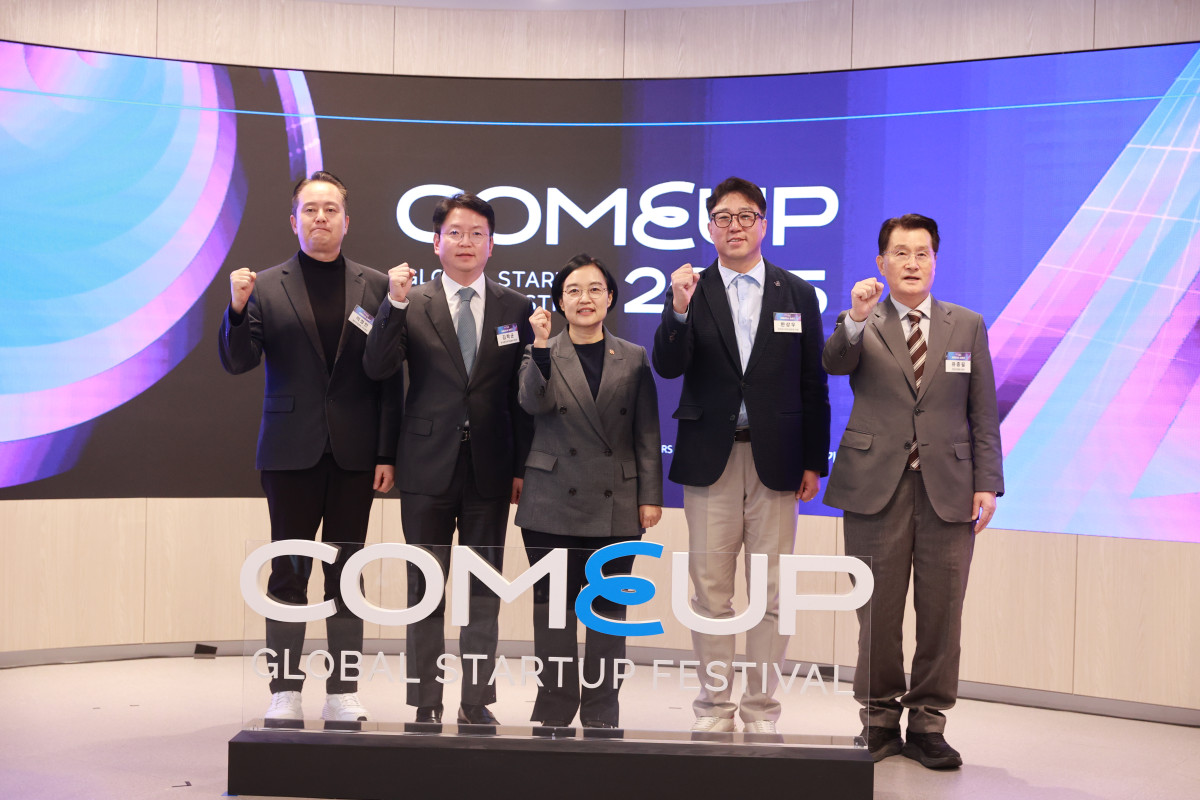 ▲20일 서울 글로벌스타트업센터(GSC)에서 열린 ‘컴업 2025 미디어데이’에서 (왼쪽부터)이정민 벤처기업협회 사무총장, 김학균 한국벤처캐피탈협회장, 한성숙 중기부 장관, 한상우 코스포 의장, 유종필 창업진흥원장이 사진촬영을 하고 있다. 
 (사진제공=코스포)