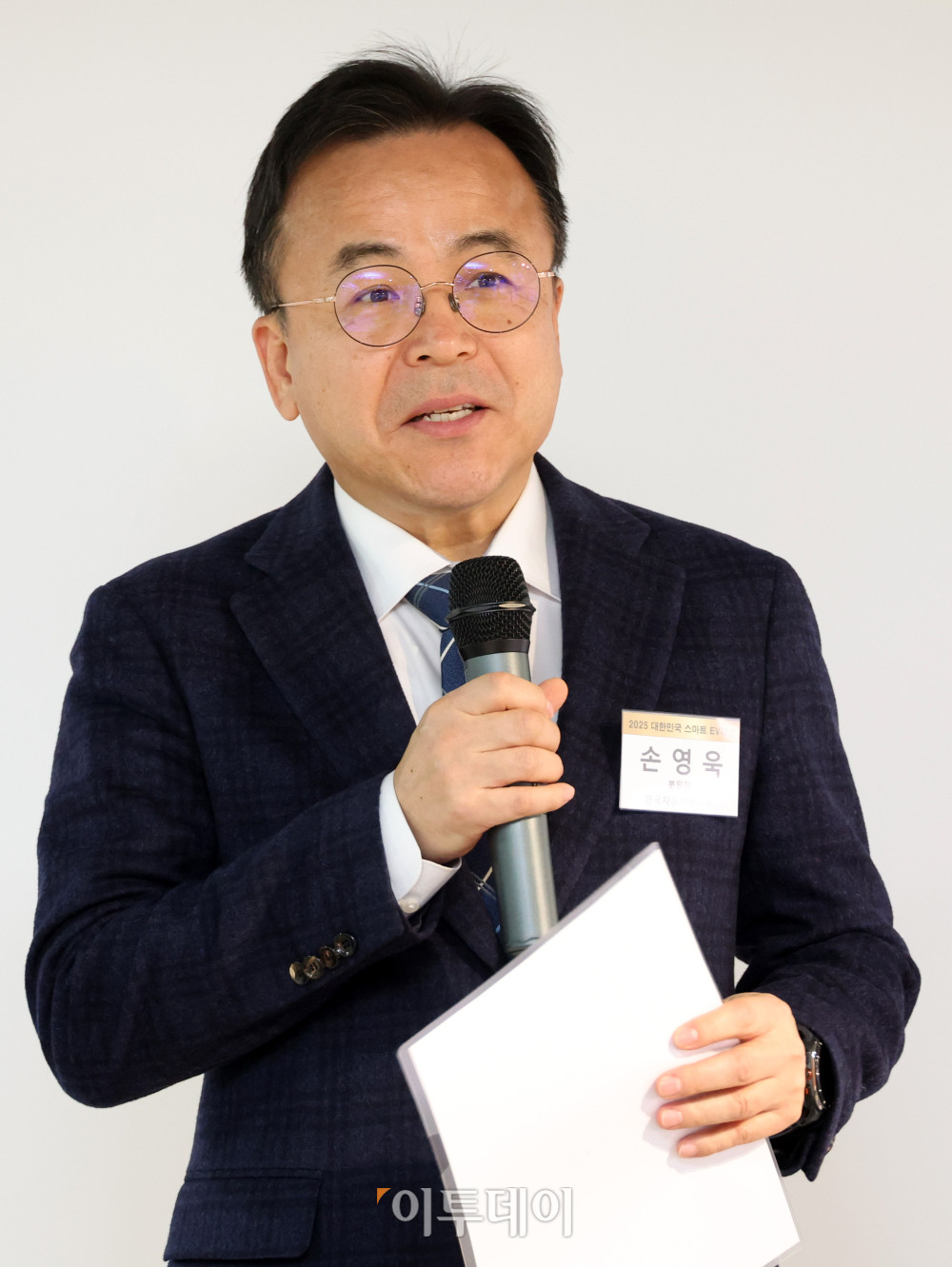 ▲심사위원장인 손영욱 한국자동차연구원 분원장이가 20일 서울 강남구 논현동 이투데이 본사에서 2025 대한민국 스마트 EV대상에서 심사평을 하고 있다. 올해로 5회째를 맞은 행사의 시승 평가는 지난달 18일 한국교통안전공단 자동차안전연구원에서 열렸다. 한국자동차공학회가 추천한 자동차공학계 석학 9인으로 구성된 평가위원단을 필두로 전기차의 성능과 경쟁력을 종합적으로 평가했다. 고이란 기자 photoeran@