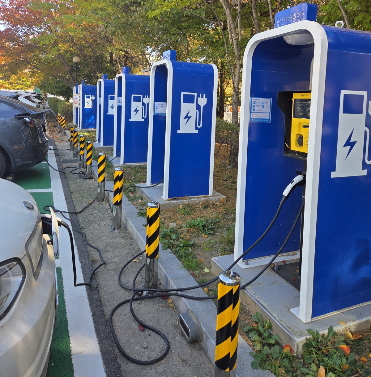 ▲충전기 고장으로 옆 충전기에서 선을 끌어다 차량에 충전하는 모습 (유승호 기자 peter@)