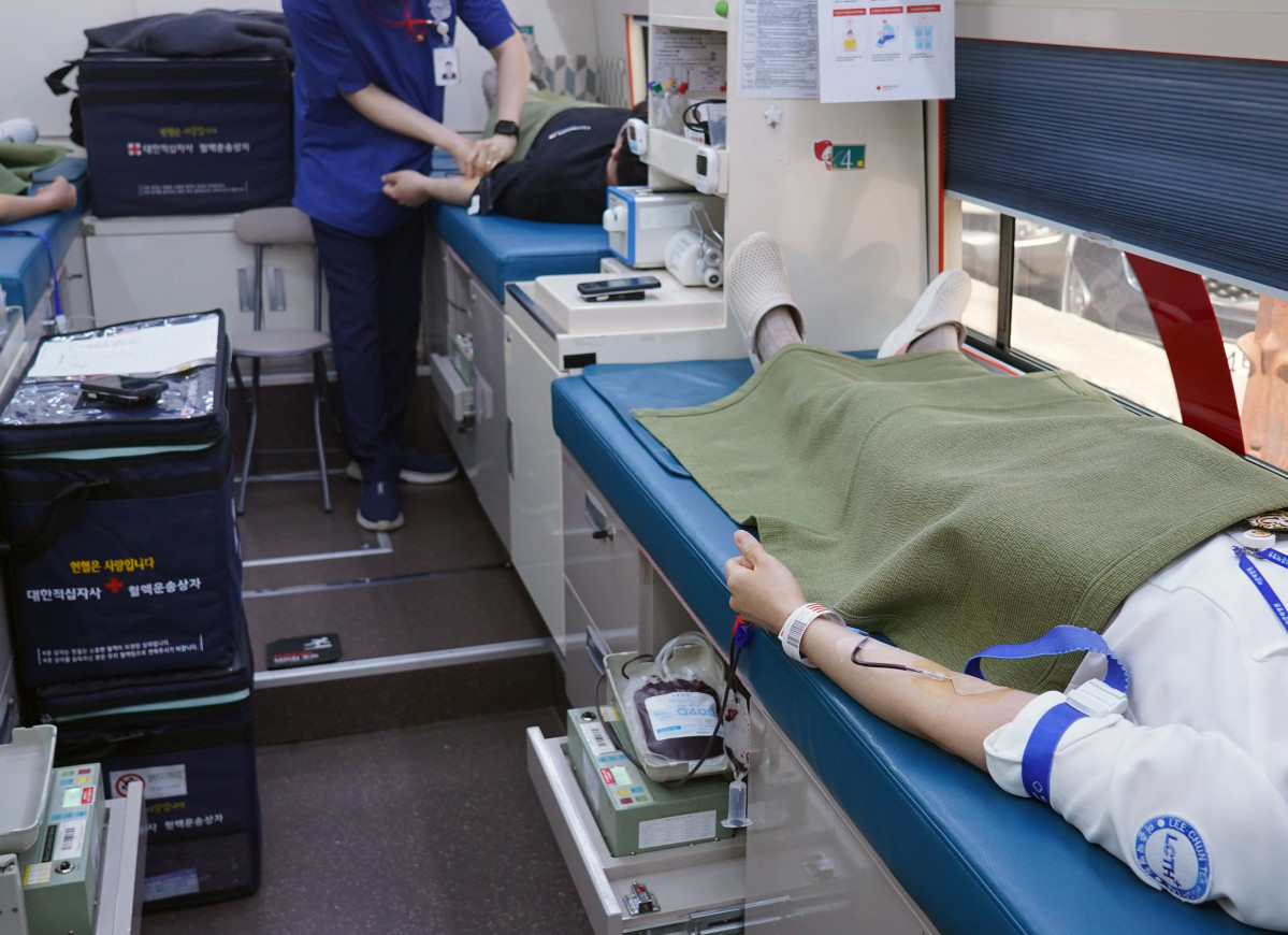 ▲수원 이춘택병원 임직원들이 대한적십자사 경기혈액원 헌혈버스에서 헌혈캠페인에 참여하고 있다. (이춘택병원)