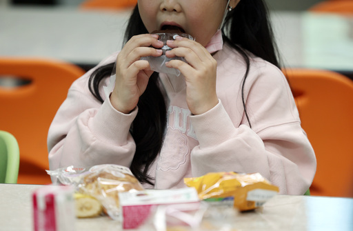 ▲전국학교비정규직노조 총파업으로 급식이 중단된 20일 충북 청주시 한 초등학교에서 초등학생이 간편식을 점심으로 먹고 있다. (연합뉴스)