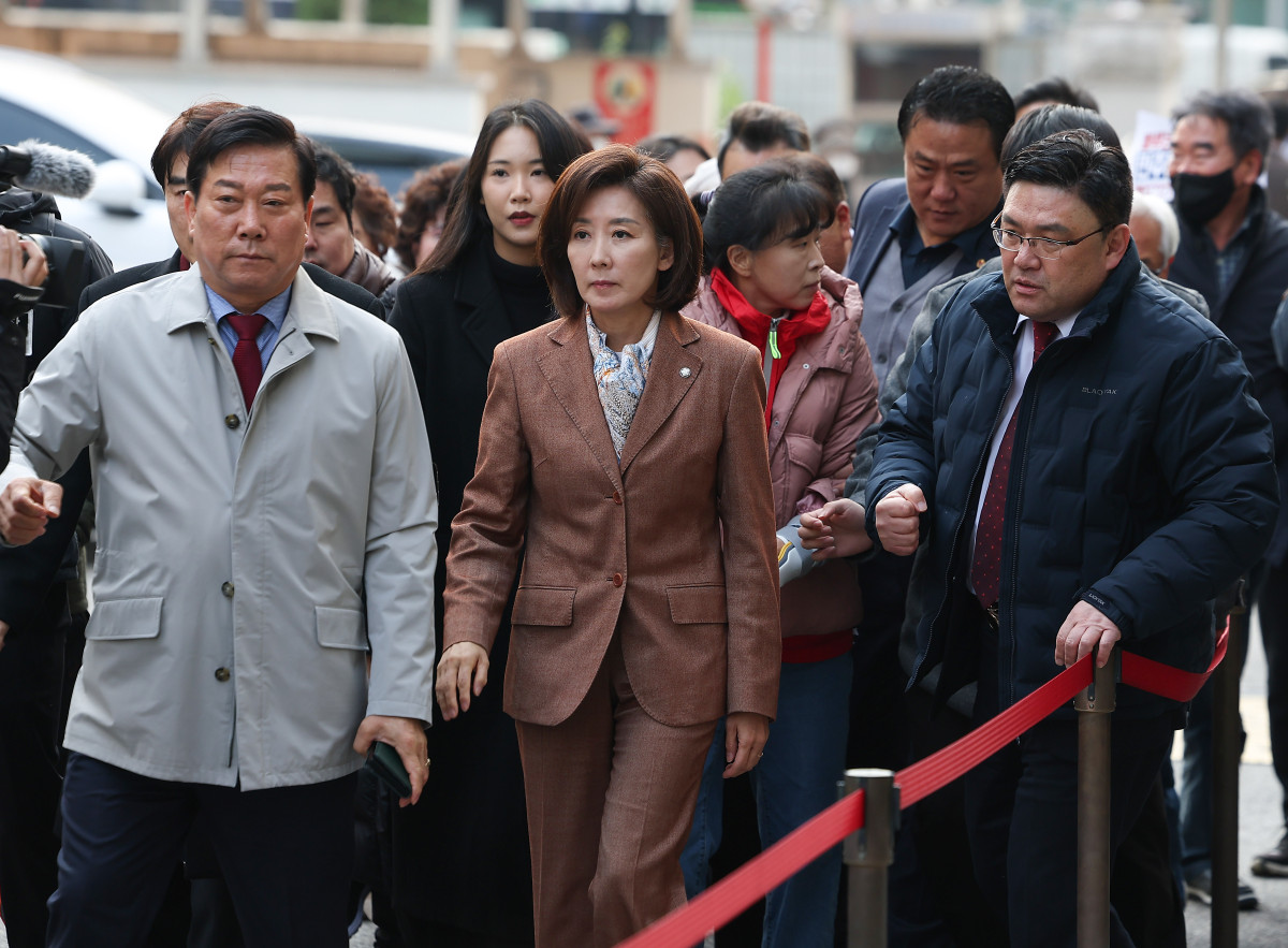 ▲국민의힘 나경원 의원이 20일 '국회 패스트트랙 충돌' 1심 선고 공판 참석을 위해 서울 양천구 서울남부지방법원으로 향하고 있다. (연합뉴스)