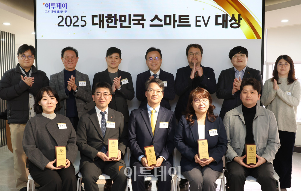 ▲20일 서울 강남구 논현동 이투데이 본사 라운지에서 열린 2025 대한민국 스마트 EV대상에서 각부문 수상자와 시상자를 비롯한 심사위원들이 기념촬영을 하고 있다. 산업통상부장관상을 수상한 이철민(앞줄 가운데) 현대차 국내마케팅실장(상무), 기후에너지환경부장관상을 수상한 이혜영(앞줄 오른쪽 두번째) 기아 국내마케팅실장(상무), 한국자동차공학회장상(R&D부문)을 수상한 한종희(앞줄 오른쪽 네번째) KGM 상무, 한국자동차공학회장상(퍼포먼스부문)을 수상한 김세배(앞줄 오른쪽) 폴스타 마케팅커뮤니케이션 파트 실장, 한국전기차사용자협회장상을 수상한 정유진(앞줄 왼쪽) 아우디 본부장, 서정환(뒷줄 왼쪽부터) 홍익대 교수, 이종재 이투데이그룹 부회장, 최윤석 산업부 미래모빌리티팀 팀장, 손영욱 한국자동차연구원 분원장, 김성태 한국전기차사용자협회 회장, 송현주 이사, 송지은 이사. 고이란 기자 photoeran@