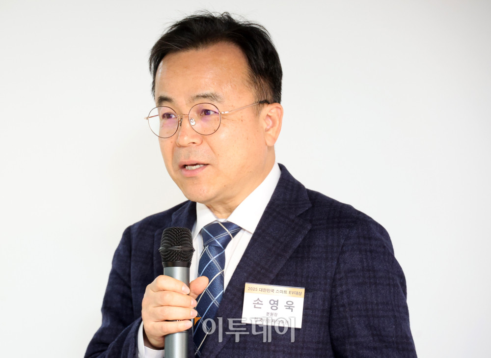 ▲심사위원장인 손영욱 한국자동차연구원 분원장이가 20일 서울 강남구 논현동 이투데이 본사에서 2025 대한민국 스마트 EV대상에서 심사평을 하고 있다. 올해로 5회째를 맞은 행사의 시승 평가는 지난달 18일 한국교통안전공단 자동차안전연구원에서 열렸다. 한국자동차공학회가 추천한 자동차공학계 석학 9인으로 구성된 평가위원단을 필두로 전기차의 성능과 경쟁력을 종합적으로 평가했다. 고이란 기자 photoeran@