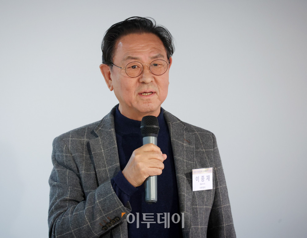 ▲이종재 이투데이그룹 부회장이 20일 서울 강남구 논현동 이투데이 본사에서 열린 2025 대한민국 스마트 EV대상에서 인사말을 하고 있다. 올해로 5회째를 맞은 행사의 시승 평가는 지난달 18일 한국교통안전공단 자동차안전연구원에서 열렸다. 한국자동차공학회가 추천한 자동차공학계 석학 9인으로 구성된 평가위원단을 필두로 전기차의 성능과 경쟁력을 종합적으로 평가했다. 고이란 기자 photoeran@