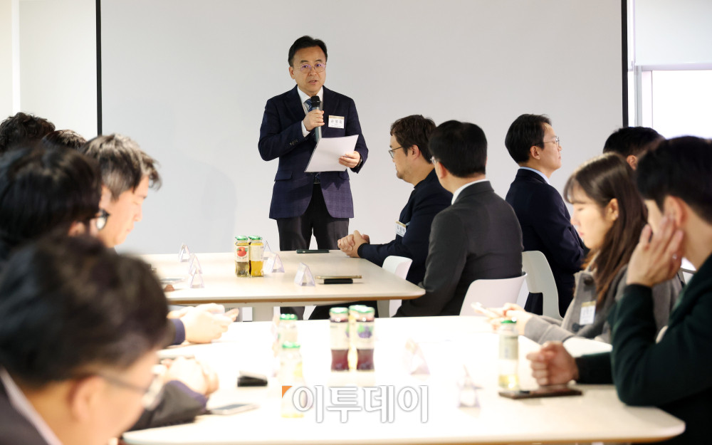 ▲심사위원장인 손영욱 한국자동차연구원 분원장이가 20일 서울 강남구 논현동 이투데이 본사에서 2025 대한민국 스마트 EV대상에서 심사평을 하고 있다. 올해로 5회째를 맞은 행사의 시승 평가는 지난달 18일 한국교통안전공단 자동차안전연구원에서 열렸다. 한국자동차공학회가 추천한 자동차공학계 석학 9인으로 구성된 평가위원단을 필두로 전기차의 성능과 경쟁력을 종합적으로 평가했다. 고이란 기자 photoeran@