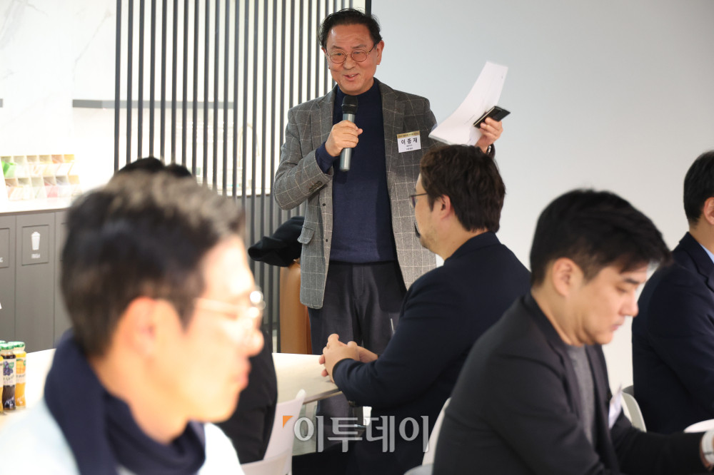 ▲이종재 이투데이그룹 부회장이 20일 서울 강남구 논현동 이투데이 본사에서 열린 2025 대한민국 스마트 EV대상에서 인사말을 하고 있다. 올해로 5회째를 맞은 행사의 시승 평가는 지난달 18일 한국교통안전공단 자동차안전연구원에서 열렸다. 한국자동차공학회가 추천한 자동차공학계 석학 9인으로 구성된 평가위원단을 필두로 전기차의 성능과 경쟁력을 종합적으로 평가했다. 고이란 기자 photoeran@