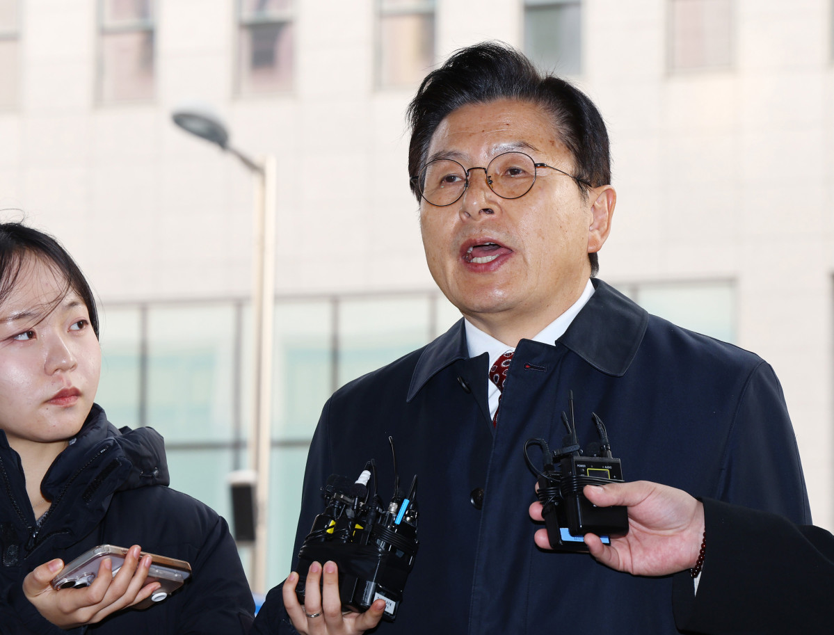 ▲황교안 전 국무총리가 20일 오후 서울 양천구 서울남부지방법원에서 열린 국회 '패스트트랙 충돌' 사건 선고 기일에 출석하며 입장을 밝히고 있다. (뉴시스)