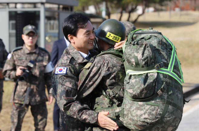 ▲안규백 국방부 장관은 20일 제35사단 신병교육대대를 방문해 교육훈련 현장을 확인하고 장병들을 격려했다. (국방부 )