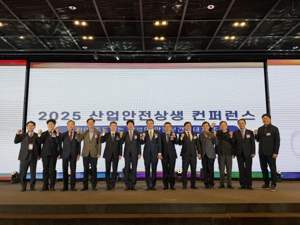 ▲중소기업중앙회은 20일 중소기업중앙회 KBIZ홀에서 산업안전상생재단과 공동으로 '2025 산업안전상생 컨퍼런스'를 개최했다. 김부희 고용노동부 산업안전예방정책관, 안경덕 산업안전상생재단 이사장, 오기웅 중기중앙회 상근부회장, 정상빈 현대자동차그룹 부사장. (사진제공=중소기업중앙회 )