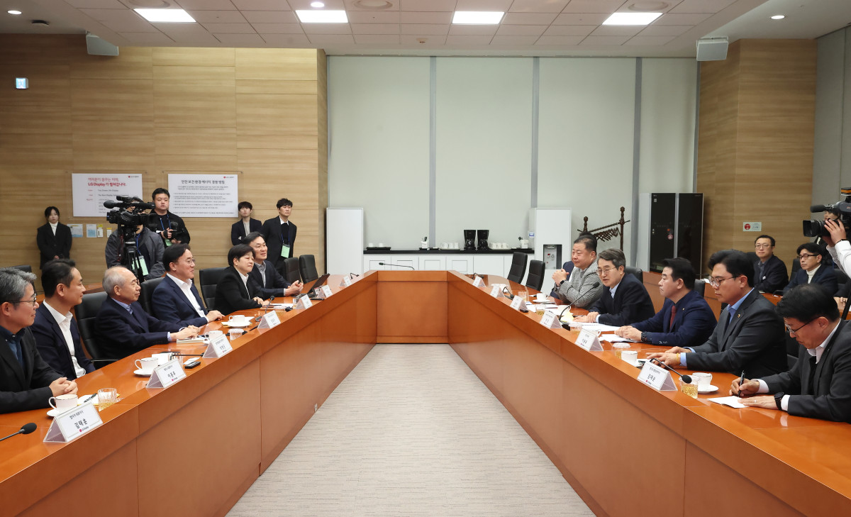 ▲김동연 경기도지사가 20일 파주 LG디스플레이를 방문해 김경일 파주시장, 정철동 LG디스플레이 대표이사, 박정 국회의원 등과 함께 차세대 OLED 투자현장 간담회를 열고 있다. (경기도)