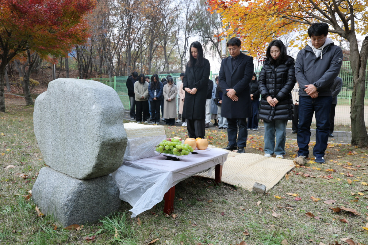 ▲20일 경기도경제과학진흥원이 광교 경기바이오센터에서 ‘제14회 실험동물 위령제’를 열고 연구 과정에서 희생된 실험동물의 넋을 기리고 있다. (경기도경제과학진흥원)