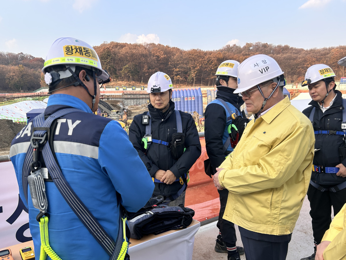 ▲GH 김용진 사장이 20일 안양관양고 공동주택지구 건설현장을 방문해 근로자들과 대화하며 안전점검을 하고 있다. (GH)
