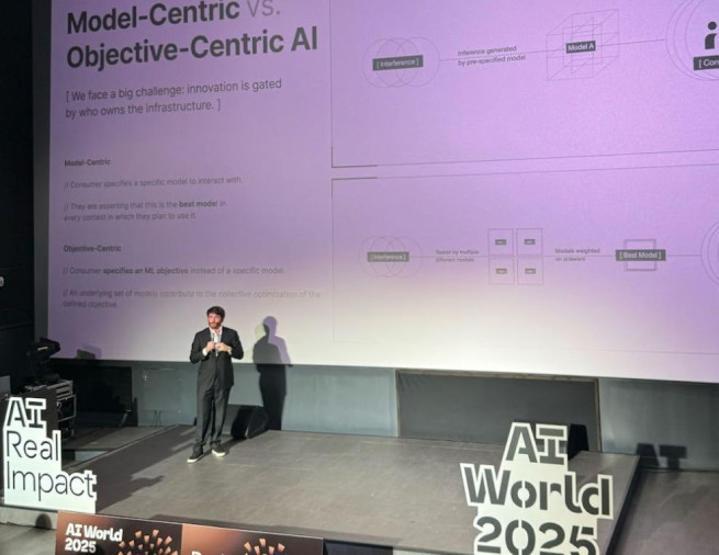 ▲알로라 랩스 창업자인 닉 에먼스가 한국에서 열린 AI World 2025에서 발표를 하는 모습 (사진제공 = 알로라 네트워크)