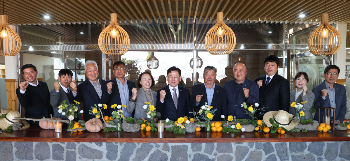 ▲이승돈 농촌진흥청장(가운데)이 20일 제주 서귀포농업기술센터에서 농업인 단체장 등과 간담회를 열고 제주 지역 농업 현안을 공유한 뒤 기념 촬영을 하고 있다. (사진제공=농촌진흥청)