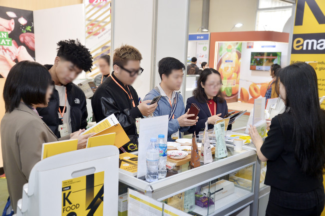 ▲베트남 하노이에서 열린 글로벌 푸드박람회 이마트 부스에서 협력사가 해외 바이어와 상담을 진행하고 있다.  (사진제공=이마트)