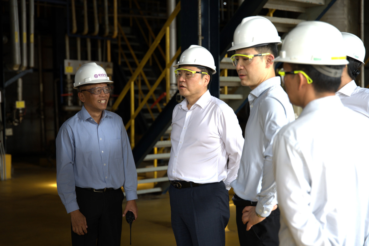 ▲표경원 대표(왼쪽 두번째)를 비롯한 애경케미칼 임직원들이 새롭게 인수한 에보닉 공장을 둘러보고 있다. (사진제공=애경케미칼)