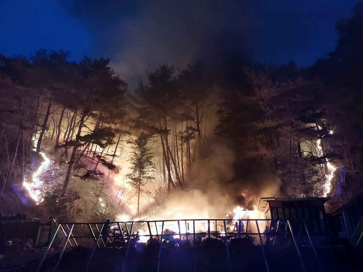 ▲인제 기린면 야산서 산불 발생해 진화중인 모습 (연합뉴스)