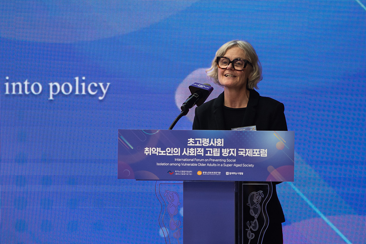 ▲브리짓 슬립 영국 휴먼라이츠워치 선임연구원이 20일 국제포럼 첫 발표자로 나서 ‘연령주의와 노인의 존엄’을 주제로 강연하고 있다. 그는 “노인의 자기결정권이 침해될 때 존엄도 함께 무너진다”고 지적했다.(이준호 기자)