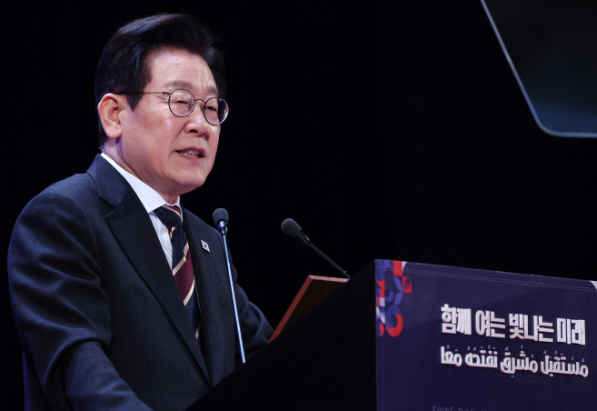 ▲이집트를 공식 방문 중인 이재명 대통령이 20일(현지시간) 카이로대학에서 '함께 여는 빛나는 미래'를 주제로 연설하고 있다.  (연합뉴스)