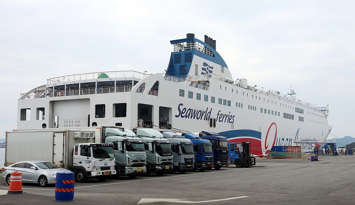 ▲전남 목포시 삼학부두에서 2만6000t급 여객선 퀸제누비아2호가 정박해 있다.  (사진제공=연합뉴스)