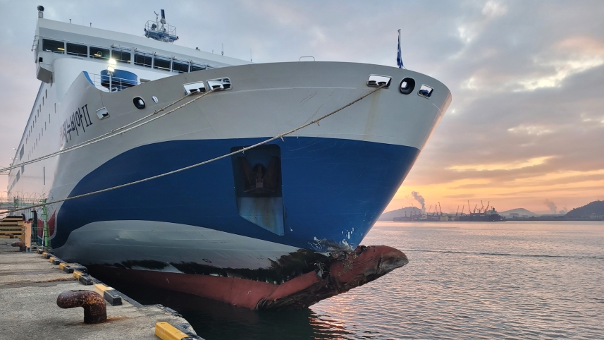 ▲제주에서 목포로 향하다 좌초된 여객선의 파공 부위. (사진제공=목포해경)