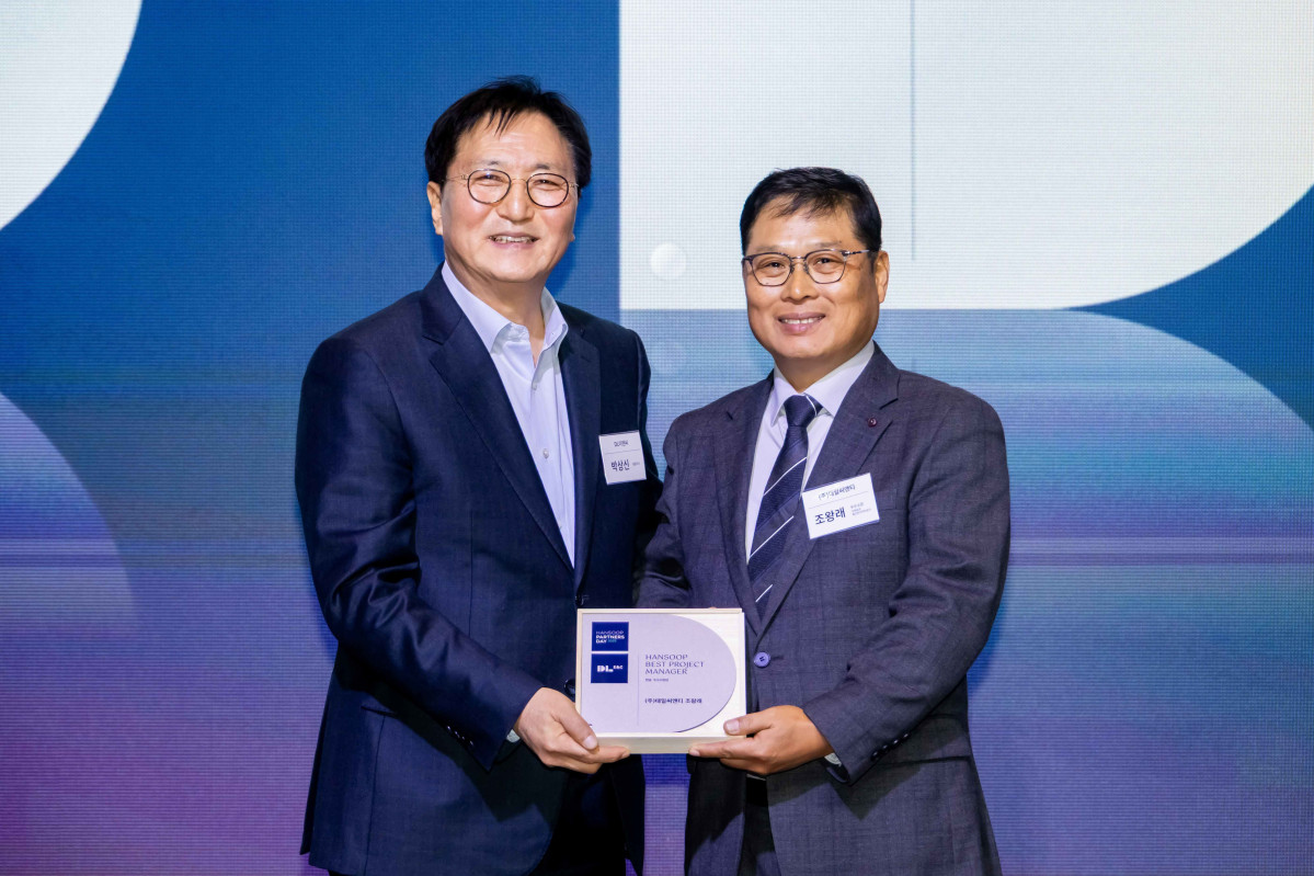 ▲ 17일 서울 여의도 글래드호텔에서 열린 ‘한숲 파트너스 데이’ 행사에서 DL이앤씨 박상신 대표(왼쪽)와 태일씨앤티 조왕래 소장이 기념 촬영을 하고 있다. (사진제공=DL이앤씨)