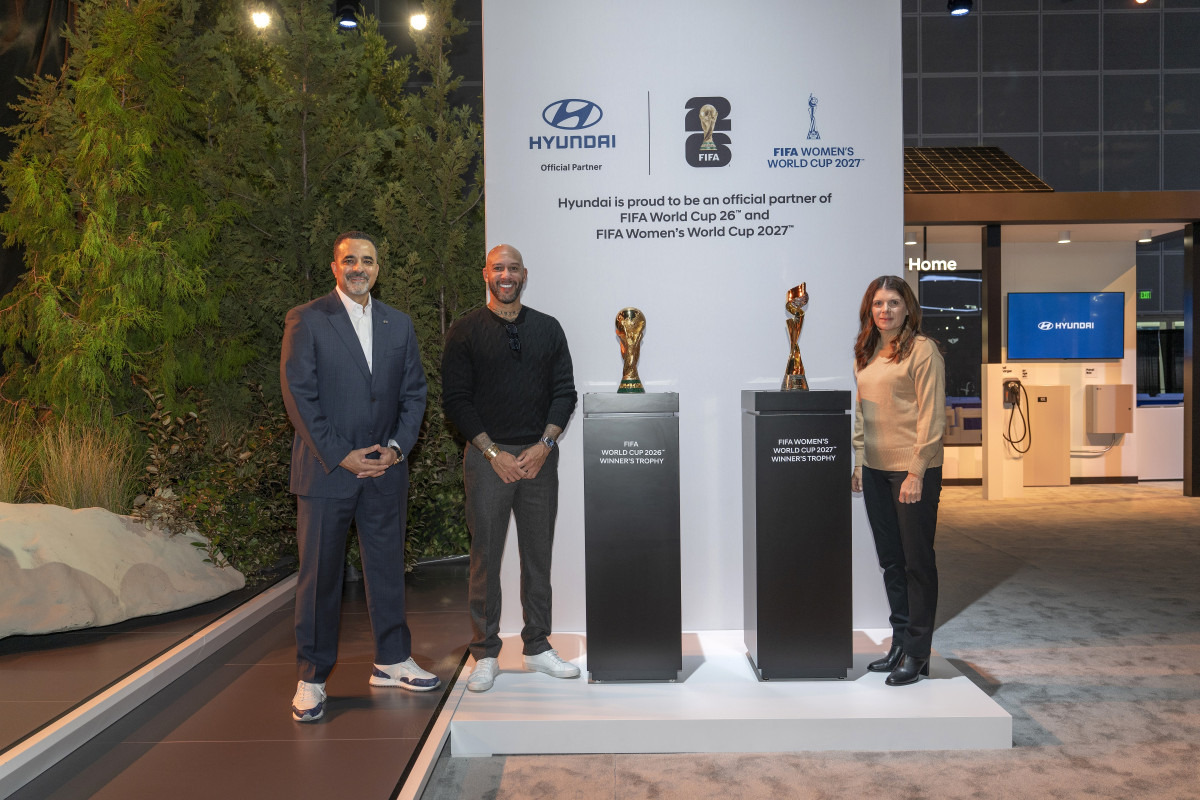 ▲(왼쪽부터) 현대차 북미권역본부장 랜디 파커(Randy Parker) CEO와 前 미국 축구 국가대표 선수 팀 하워드(Time Howard), 前 미국 여자축구 국가대표 선수 미아 햄(Mia Hamm)이 2026년 북중미 월드컵 및 2027년 브라질 여자 월드컵 트로피와 함께 기념 촬영을 하고 있는 모습. (사진=현대차)