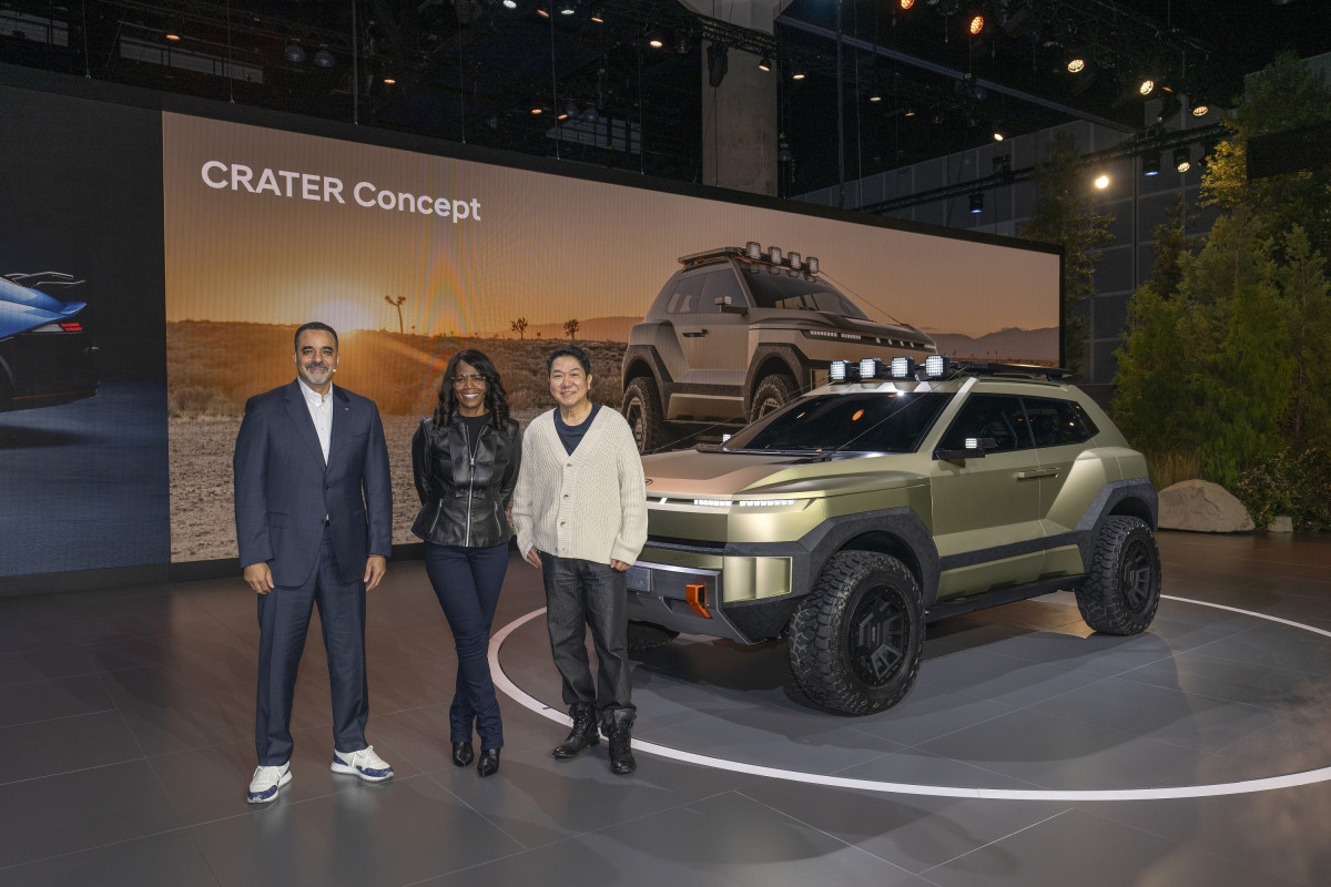 ▲(왼쪽부터) 현대차 북미권역본부장 랜디 파커(Randy Parker) CEO와 현대차 북미 제품 담당 임원 올라비시 보일(Olabisi Boyle), 현대제네시스글로벌디자인담당 이상엽 부사장이 ‘크레이터’와 함께 기념 촬영을 하고 있는 모습. (사진=현대차)