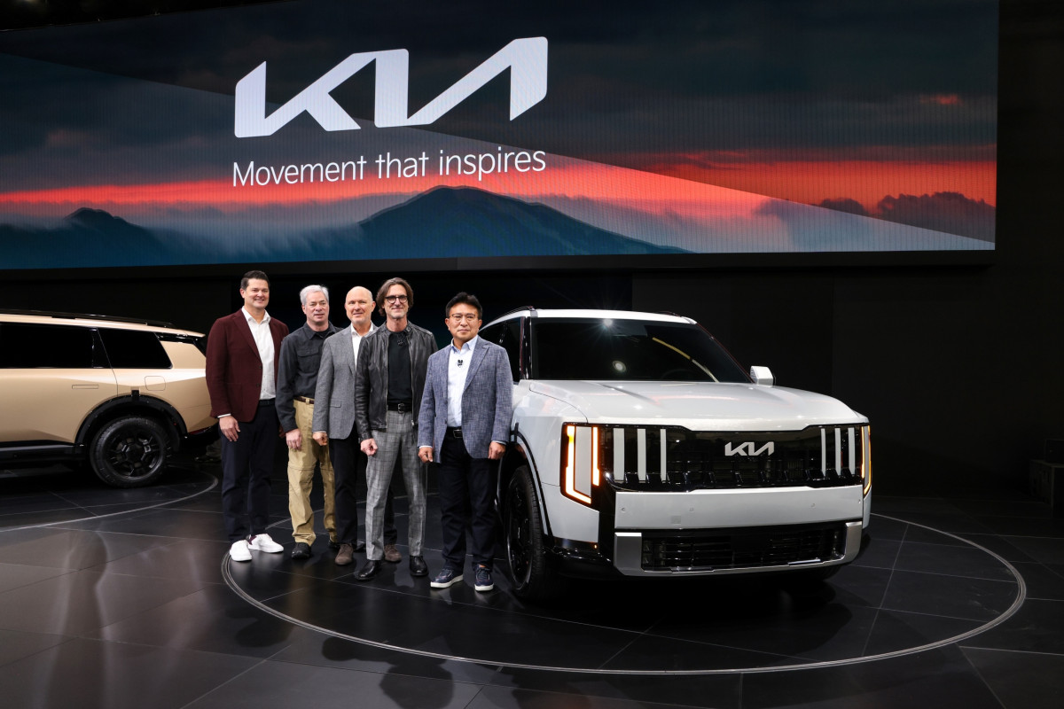 ▲신형 텔루라이드 앞에서 기아 북미권역 관계자들이 기념촬영을 하고 있다. 왼쪽부터 기아 미국법인 영업담당 상무 에릭 왓슨, 기아 미국법인 마케팅담당 상무 러셀 와거, 기아 미국법인 상품담당 디렉터 오스 헤드릭, 기아 미국 디자인센터 수석 디자이너 탐 컨스, 기아 북미권역본부장 윤승규 부사장 (사진=기아)