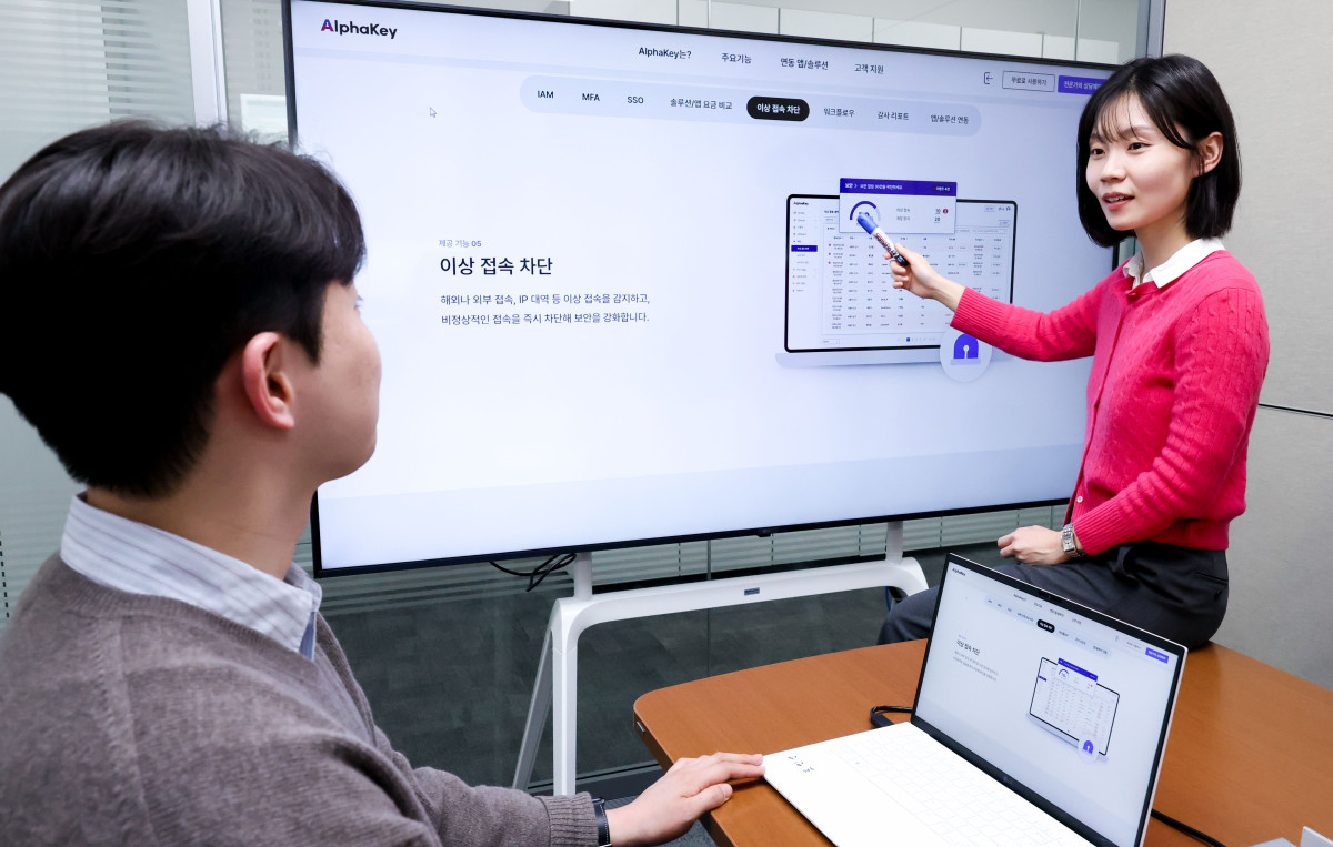 ▲LG유플러스는 통합 계정관리 솔루션 ‘알파키(AlphaKey)’에 워크플로우 스튜디오를 비롯한 신규 기능을 추가한다고 21일 밝혔다. 사진은 LG유플러스 직원들이 워크플로우 스튜디오 등 알파키의 주요 기능을 소개하고 있는 모습. (사진제공=LG유플러스)