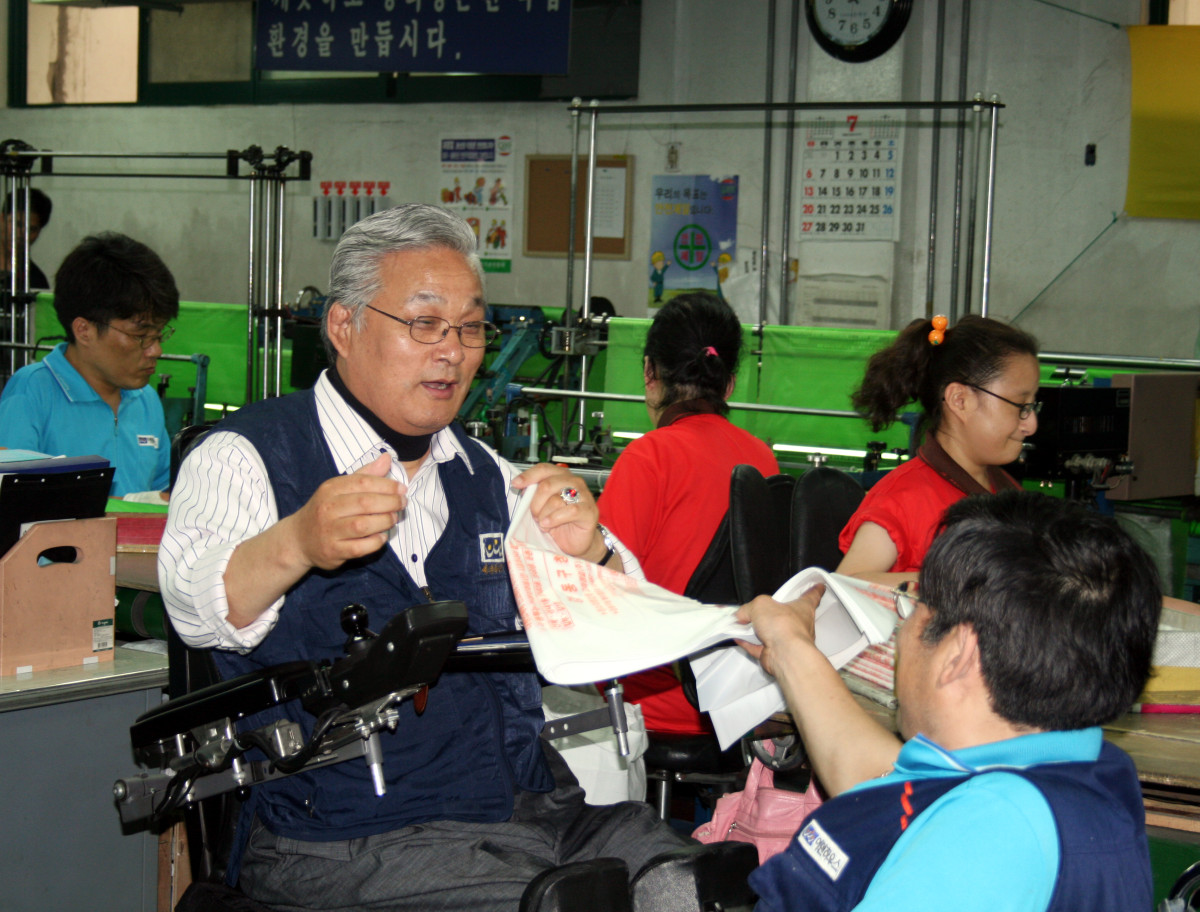 ▲제3회 HD현대아너상 대상을 수상한 정덕환 씨. (사진제공=HD현대)