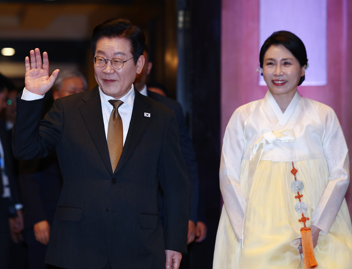 ▲이집트를 공식 방문 중인 이재명 대통령과 김혜경 여사가 20일(현지시간) 카이로의 한 호텔에서 열린 이집트 동포·지상사 간담회에 입장하고 있다. 2025.11.21 (연합뉴스)