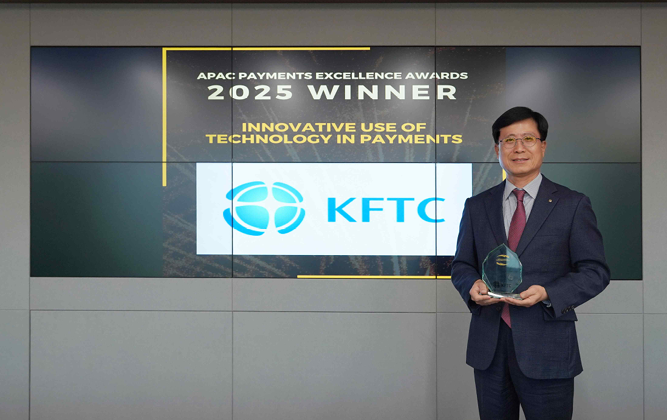 ▲박종석 금융결제원 원장이 트로피를 들고 기념 촬영을 하는 모습. (금융결제원)