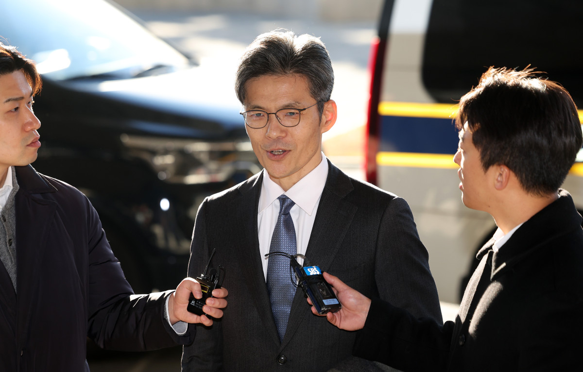 ▲박철우 신임 서울중앙지방검찰청 검사장이 21일 서울 서초구 서울 중앙지검으로 출근하며 취재진과 만나 질의응답을 하고 있다.   (뉴시스)