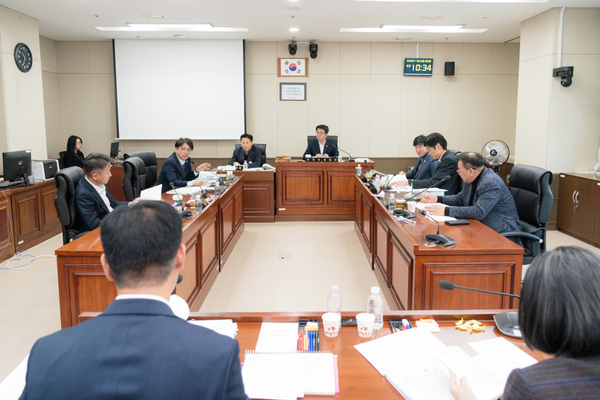 ▲용인특례시의회 도시건설위원회가 20일 교통정책국과 건설국을 대상으로 행정사무감사 4일차 일정을 진행하며 주요 현안을 점검하고 있다. (용인특례시의회)