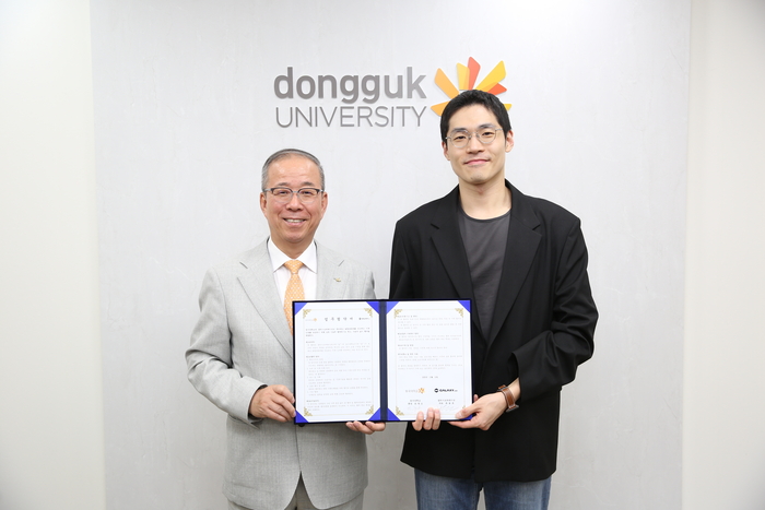 ▲왼쪽부터 윤재웅 동국대 총장, 윤상보 갤럭시코퍼레이션 부대표 (동국대)