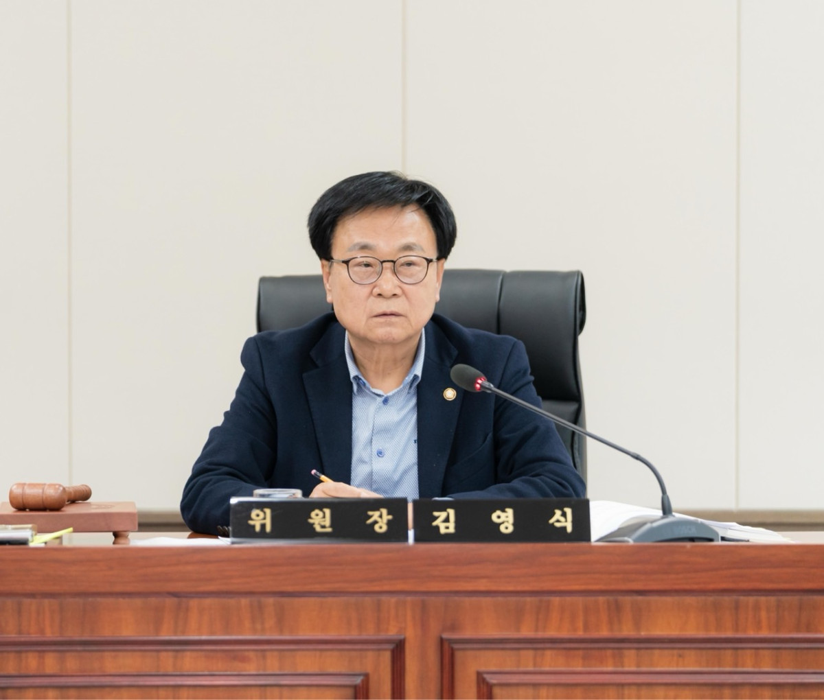 ▲김영식 용인특례시의원(양지‧동부‧원삼‧백암, 국민의힘 당대표)이 20일 행정사무감사에서 초순수 플랫폼 공모 중단과 청미천 수질 포화 문제를 지적하며 시의 적극 대응을 촉구하고 있다. (용인특례시의회)