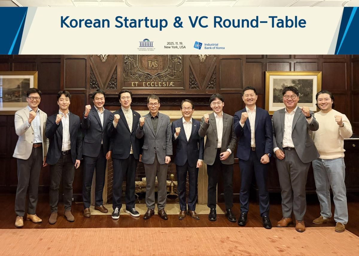 ▲ 지난 19일(현지시간) 미국 뉴욕 하버드클럽에서 (왼쪽부터) 김대용 김씨마켓(Kim’C Market) 대표, 에디 리 화이트스타캐피탈(White Star Capital) 파트너, 이성환 SV인베스트먼트 미국법인 이사, 강민국 국민의힘 의원, 김성태 은행장, 강준현 더불어민주당 의원, 우성훈 아모지(Amogy) 대표, 유정석 법무법인 폴리호그(Foley Hoag LLP) 파트너 변호사 등이 기념 촬영을 하는 모습 (사진제공=IBK기업은행)