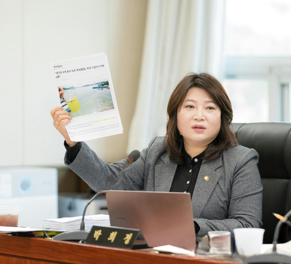 ▲박희정 용인특례시의원(더불어민주당, 보라·동백3·상하)이 20일 행정사무감사에서 용인환경센터 운영의 투명성 확보와 과도한 변경계약 문제를 지적하며 개선을 촉구하고 있다. (용인특례시의회)