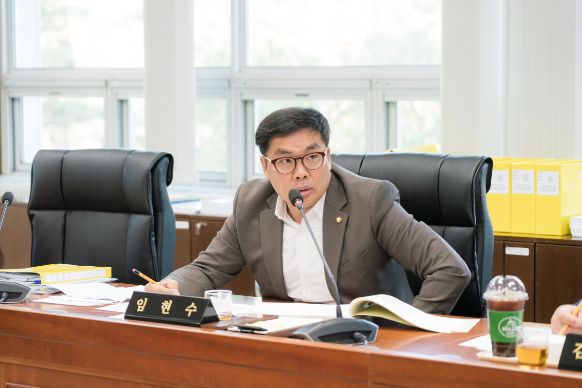 ▲임현수 용인특례시의원(더불어민주당, 신갈동·영덕1·2동·기흥동·서농동)이 20일 행정사무감사에서 용인시 출연·위탁기관의 행정처리 미흡과 방만 예산 집행, 개인정보 노출 문제를 지적하며 개선을 촉구하고 있다. (용인특례시의회)