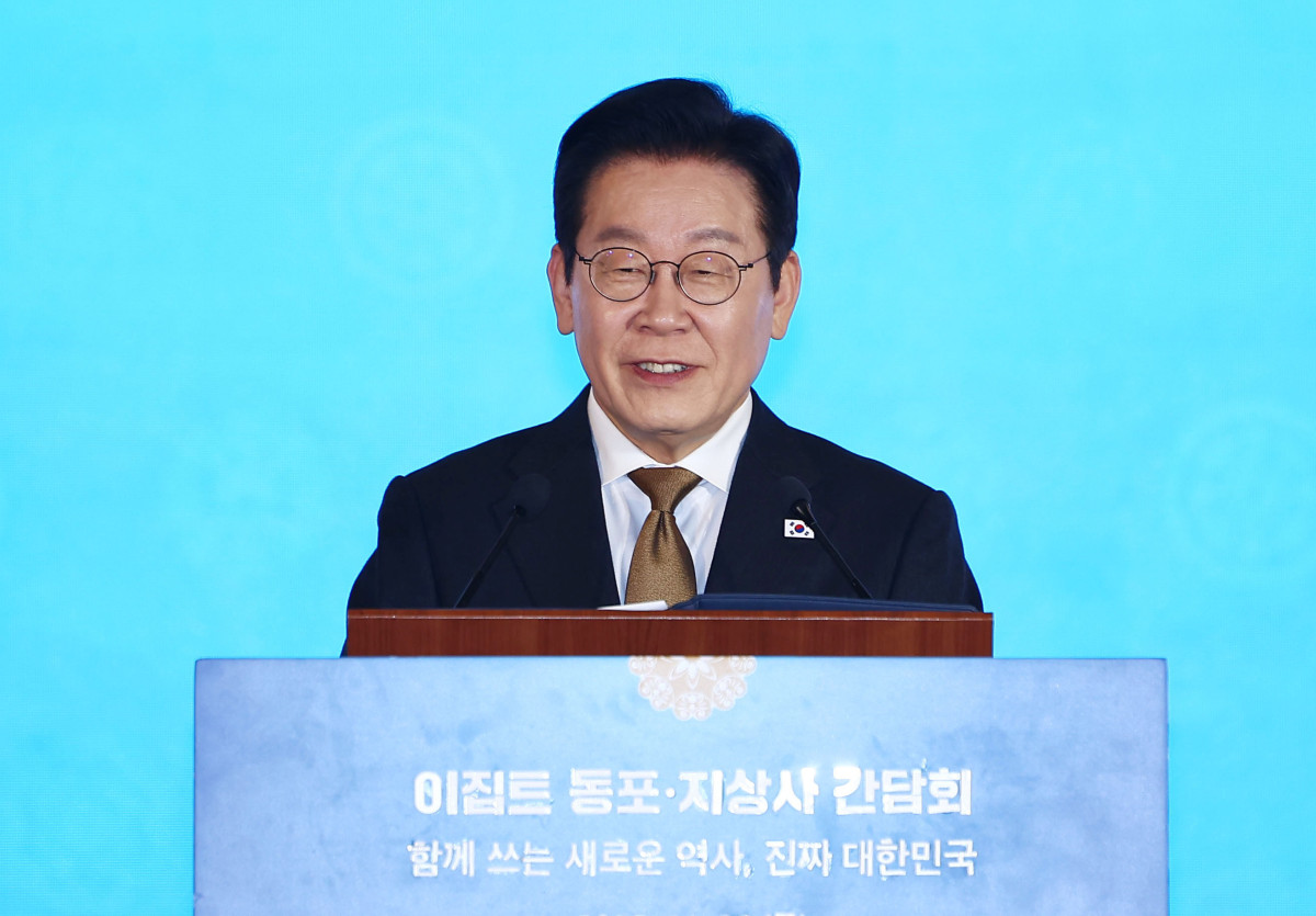 ▲이집트를 공식 방문 중인 이재명 대통령이 20일(현지 시간) 카이로 한 호텔에서 열린 이집트 동포·지상사 간담회에서 인사말을 하고 있다. 2025.11.21. (뉴시스)