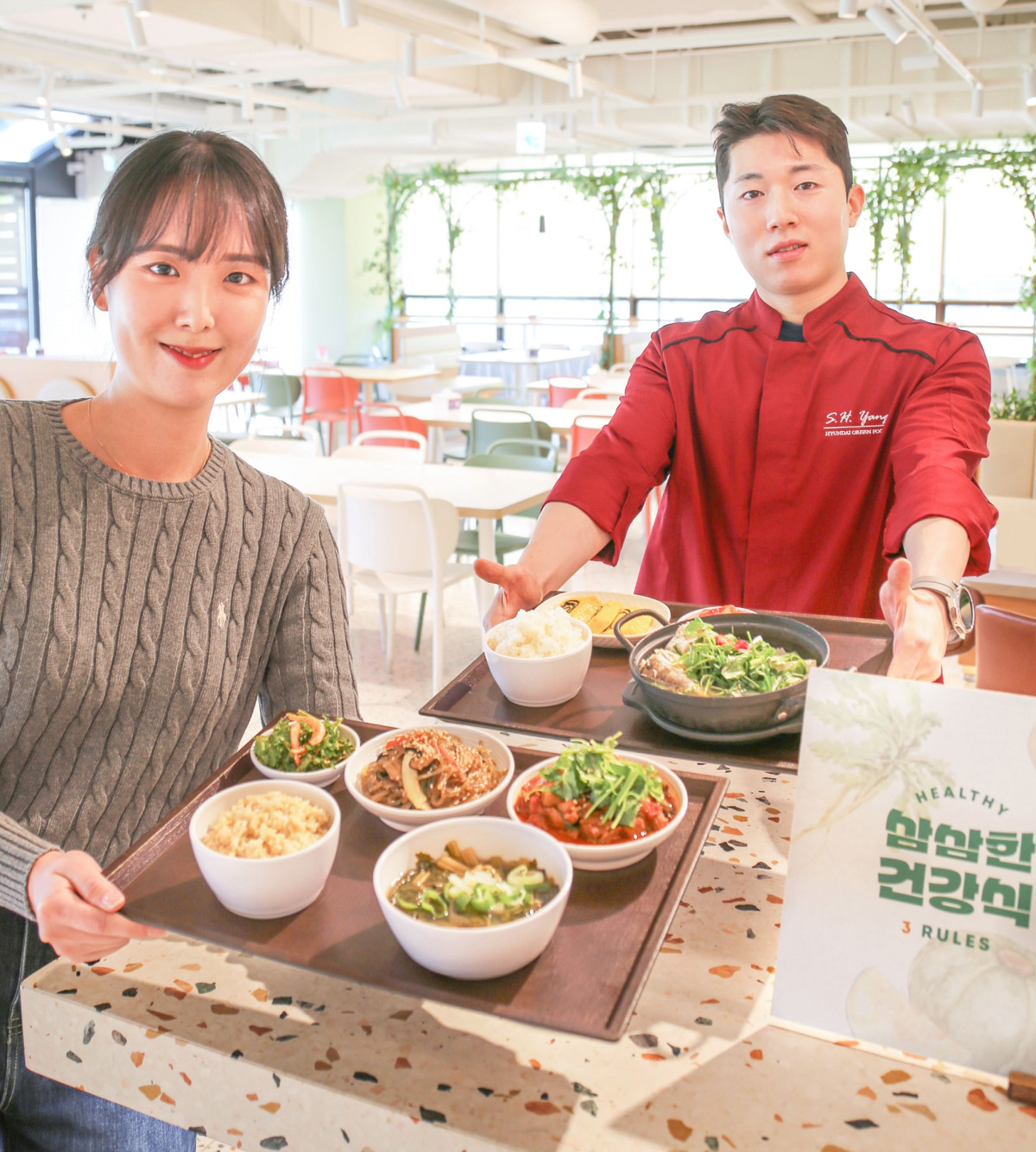 ▲현대백화점그룹 계열 종합식품기업 현대그린푸드는 전국 단체급식 사업장에서 ‘삼삼한 건강식’ 식단을 월 2~3회 운영한다고 11일 밝혔다. 경기 용인시 현대그린푸드 본사 구내식당에서 직원들이 ‘삼삼한 건강식’을 소개하고 있다. (연합뉴스)