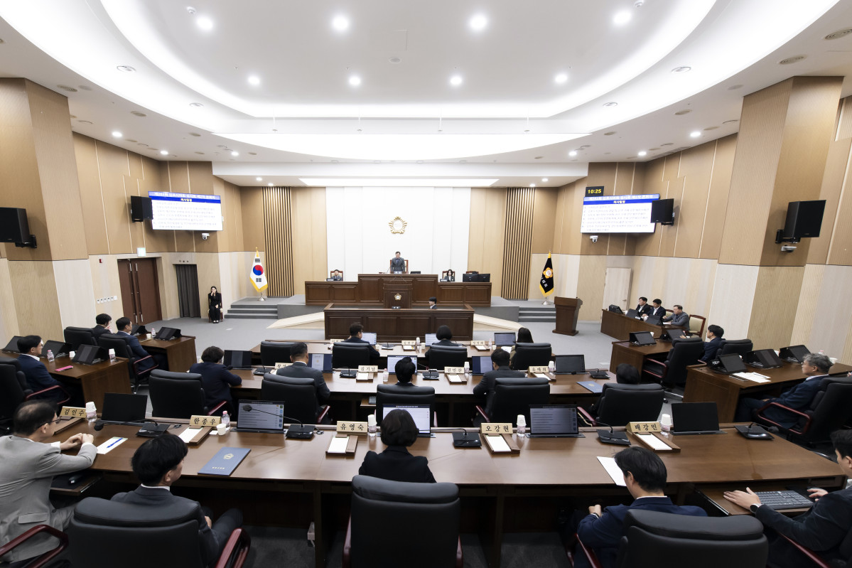 ▲김포시의회가 25일 제263회 정례회 제1차 본회의를 열고 2026년도 본예산안 등 주요 안건 심사에 착수할 예정이다. (김포시의회)