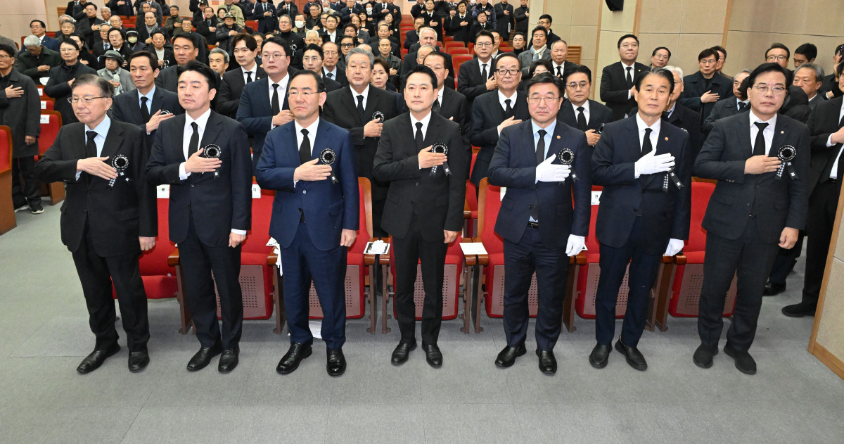 ▲21일 서울 동작구 국립서울현충원에서 열린 고 김영삼 전 대통령 서거 10주기 추모식에서 참석자들이 국기에 경례를 하고 있다. 왼쪽부터 김덕룡 김영삼민주센터 이사장, 강훈식 대통령비서실장, 주호영 국회부의장, 국민의힘 장동혁 대표, 윤호중 행정안전부 장관, 권오을 국가보훈부 장관, 국민의힘 송언석 원내대표. (연합뉴스)