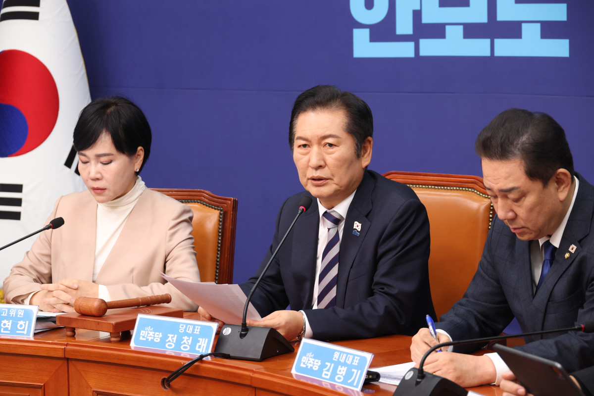 ▲정청래 더불어민주당 대표가 21일 오전 서울 여의도 국회에서 열린 최고위원회의에서 발언을 하고 있다. 2025.11.21.  (뉴시스)