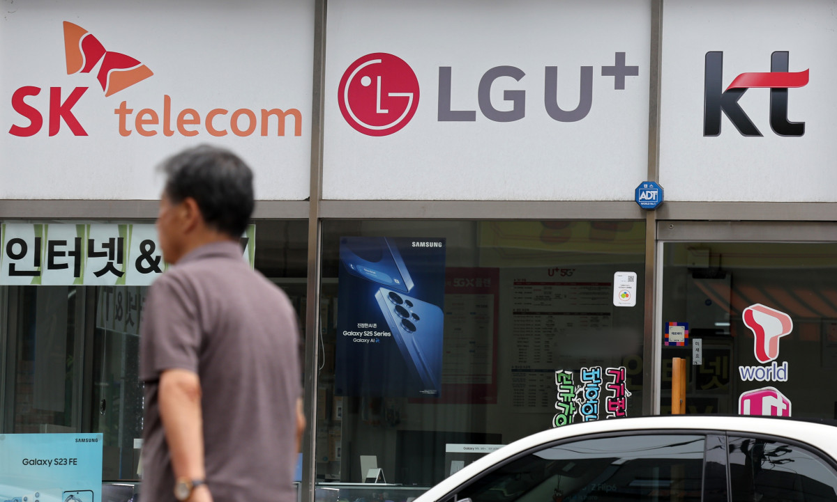▲서울 서대문구의 한 휴대전화 판매점에 이동통신 3사 로고가 붙어 있다. (뉴시스)