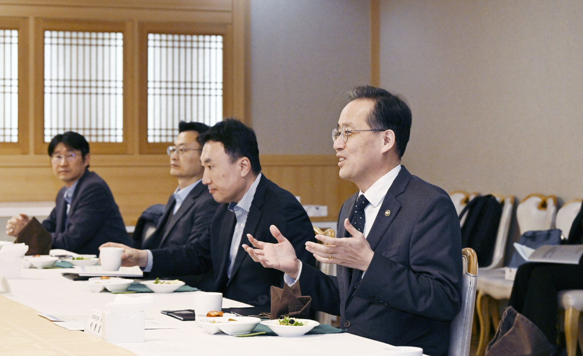 ▲이형일 기획재정부 1차관이 11월 21일 오후 서울 종로구 정부서울청사에서 열린 '2025년 11월 일자리 전담반 회의'를 주재, 모두발언을 하고 있다. (사진제공=기획재정부)